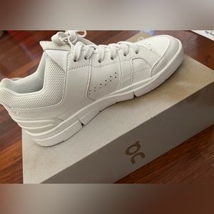 On Women's THE ROGER Clubhouse Shoes Size 8